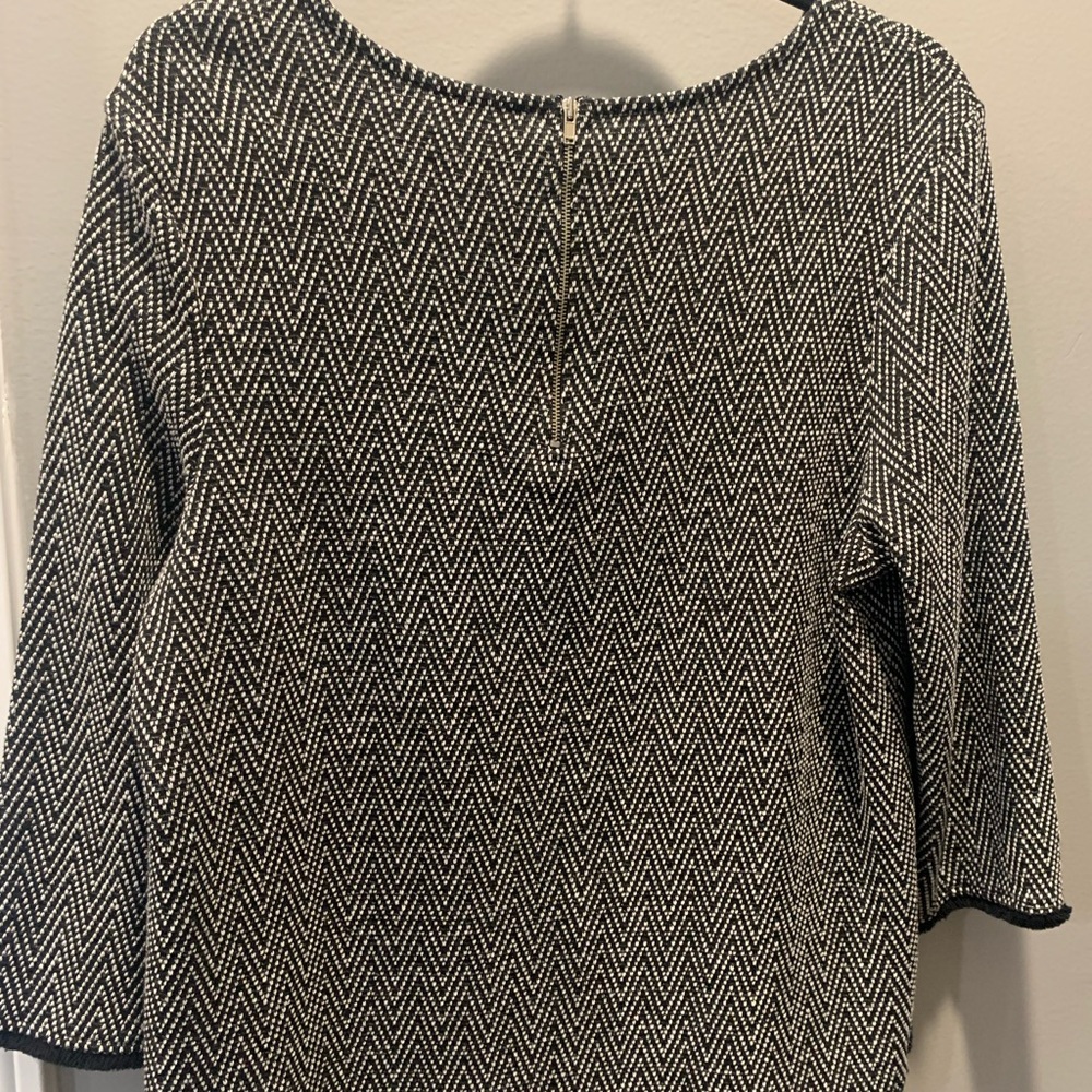 Womens XL knit short top in black and white